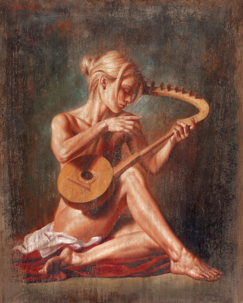 гола жена свири на инструмент